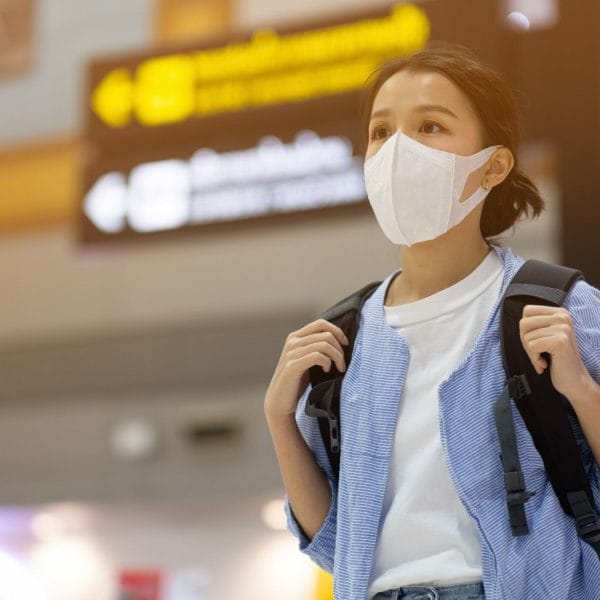 A U.S. immigrant wears a mask to guard agains the coronavirus.